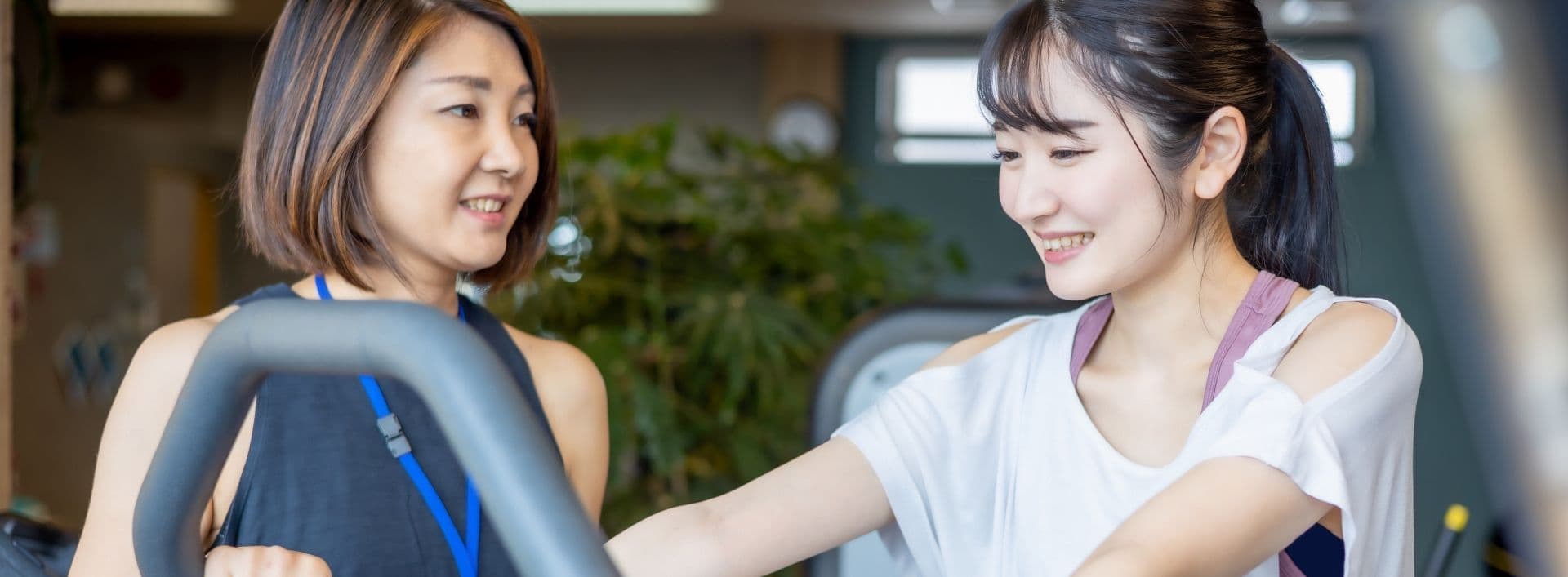 トレーナーの指導を受ける女性