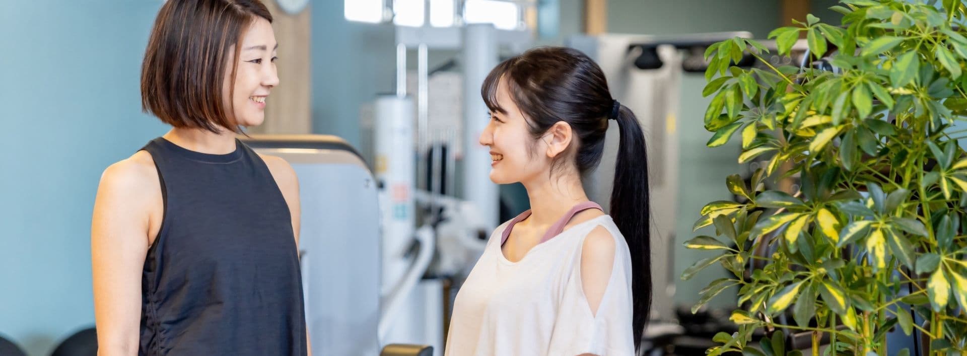 トレーナーに悩みを相談する女性