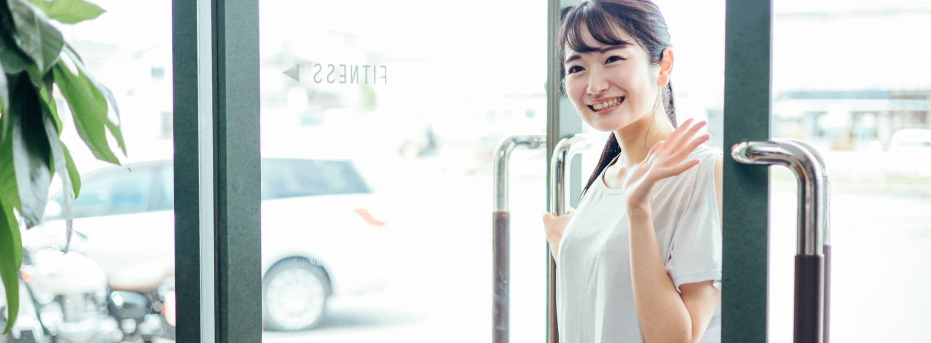 手ぶらで入館する女性