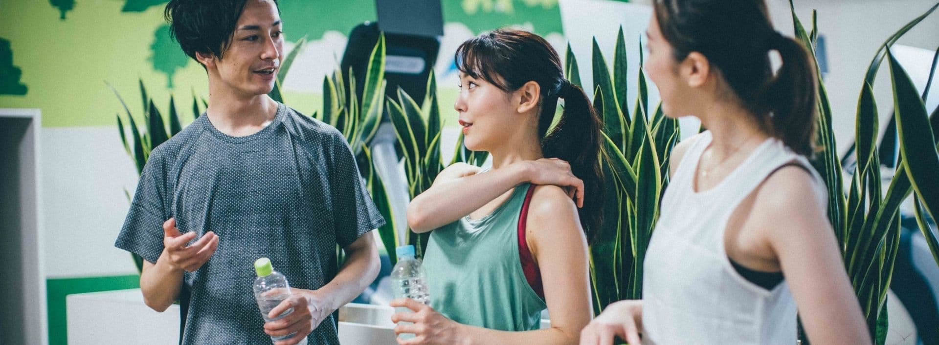 悩みを話し合う男女